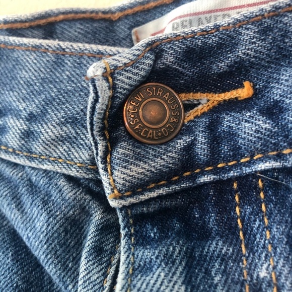 Levi Straus Relaxed Fit Cut Off Jean Shorts - Picture 5 of 8